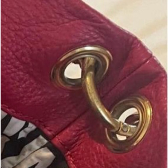 👑👑🧡Marc Jacobs Hilier Shoulder bag hobo style burgundy and gold color elegant - Picture 8 of 8